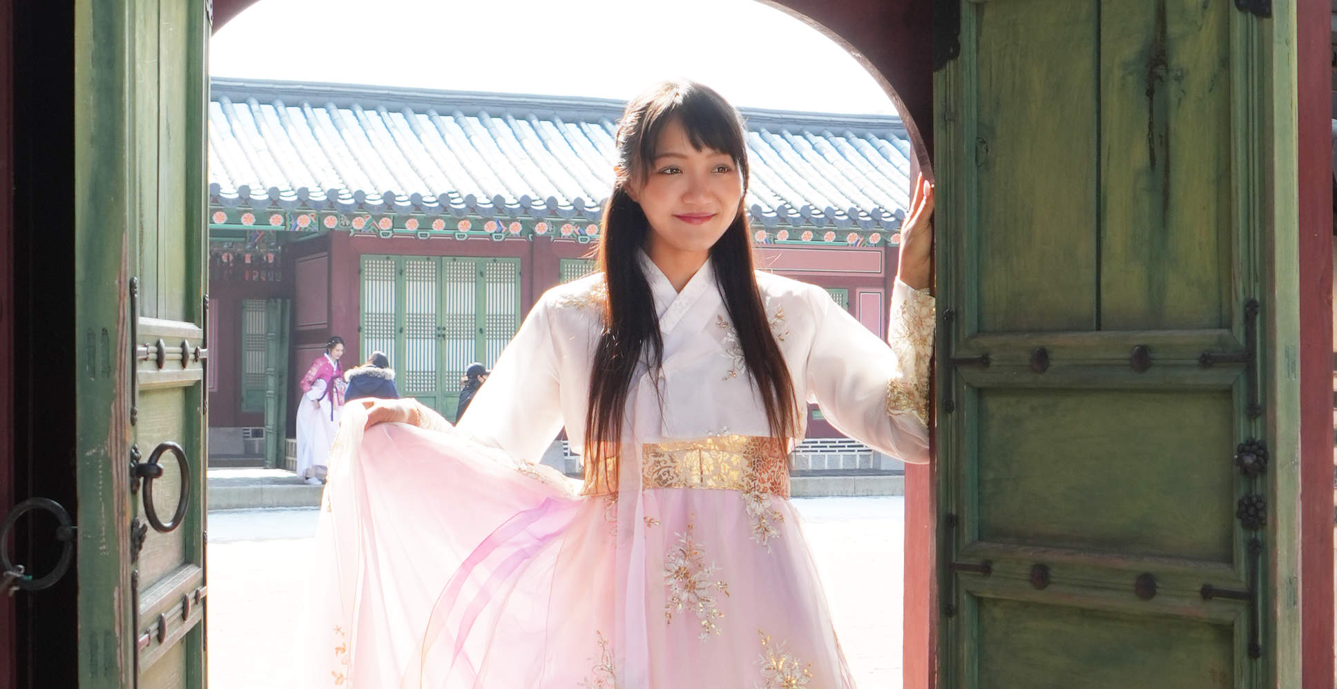 宮殿の門をくぐると、時が止まったかのように感じられます。淡いピンク色の韓服を身にまとい、太陽の下で優しく輝きながら、おとぎ話のような一日を始めましょう。