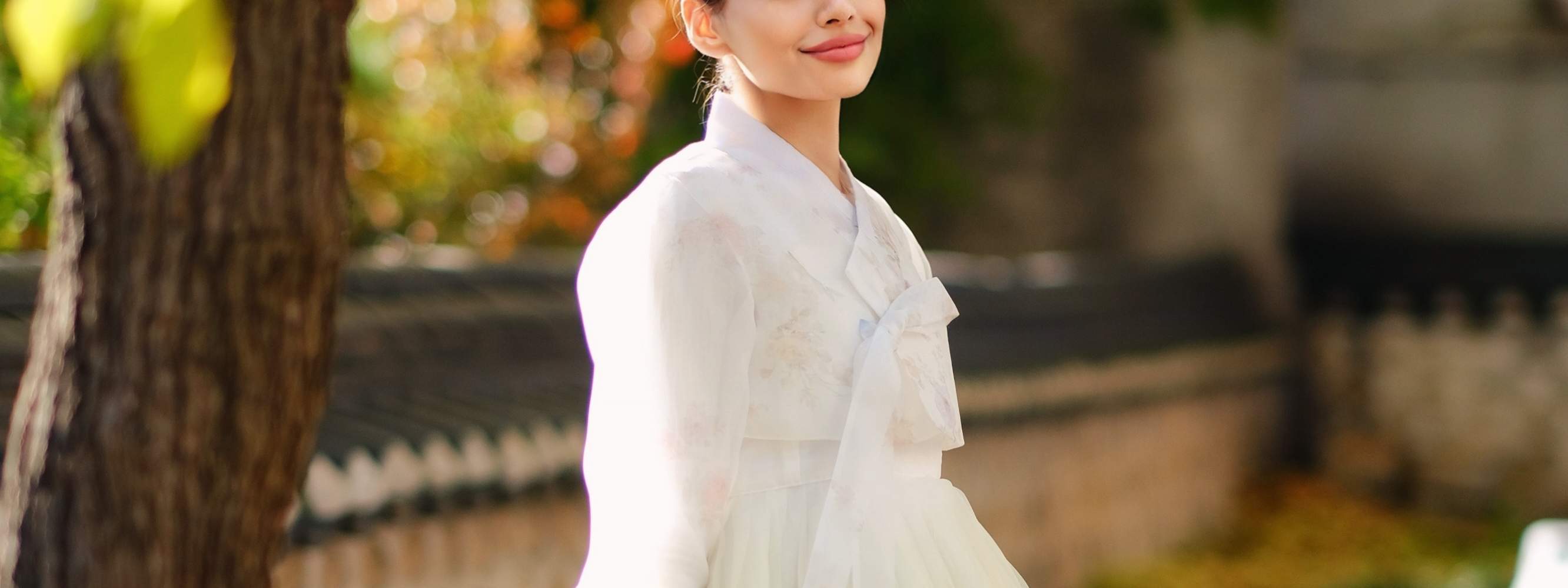 Hanboks mit einer anmutigen, traditionellen Silhouette und einer dezent luxuriösen Verarbeitung wie dieser werden als Premium Hanbok klassifiziert.