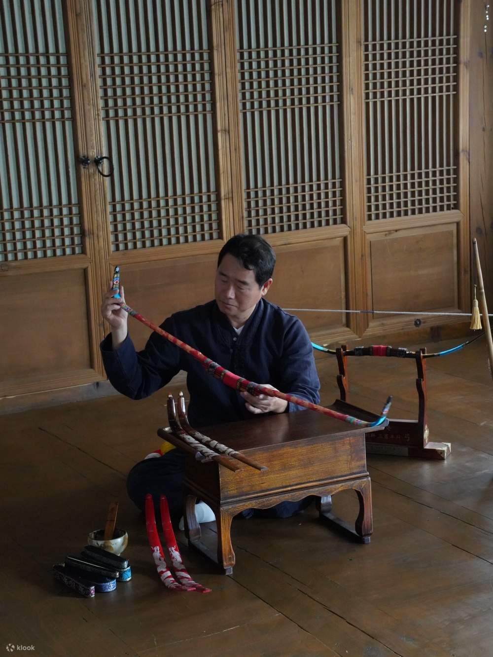 Mastro Kim Byung-yeon, un fabbricante di archi tradizionali coreani