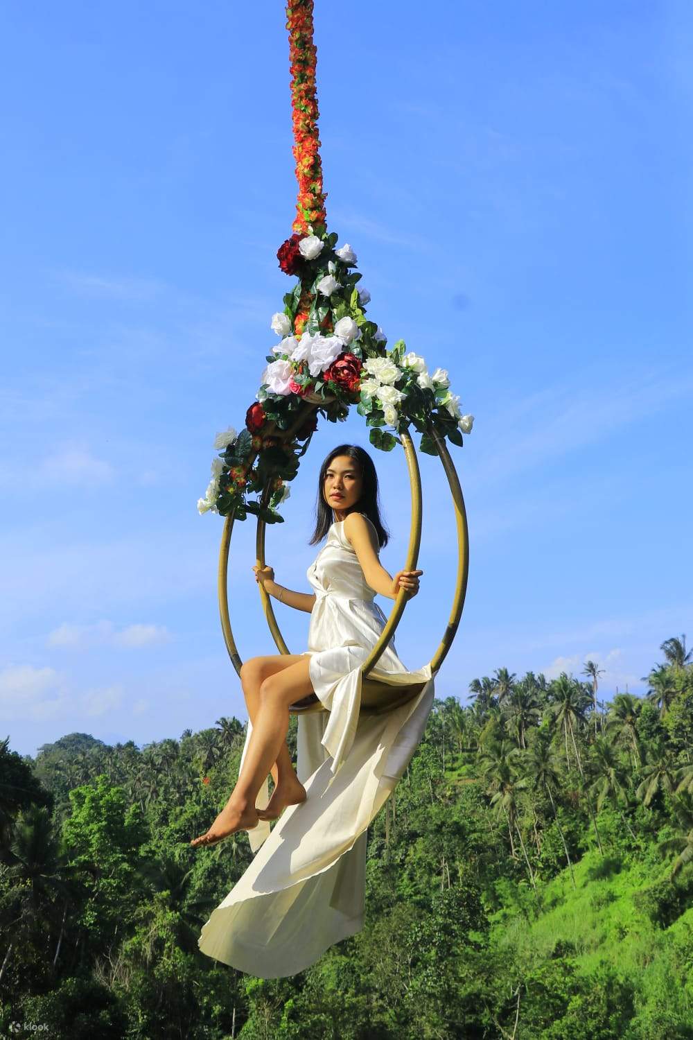 семья на качелях