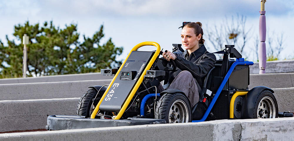 Cô gái trong xe đua