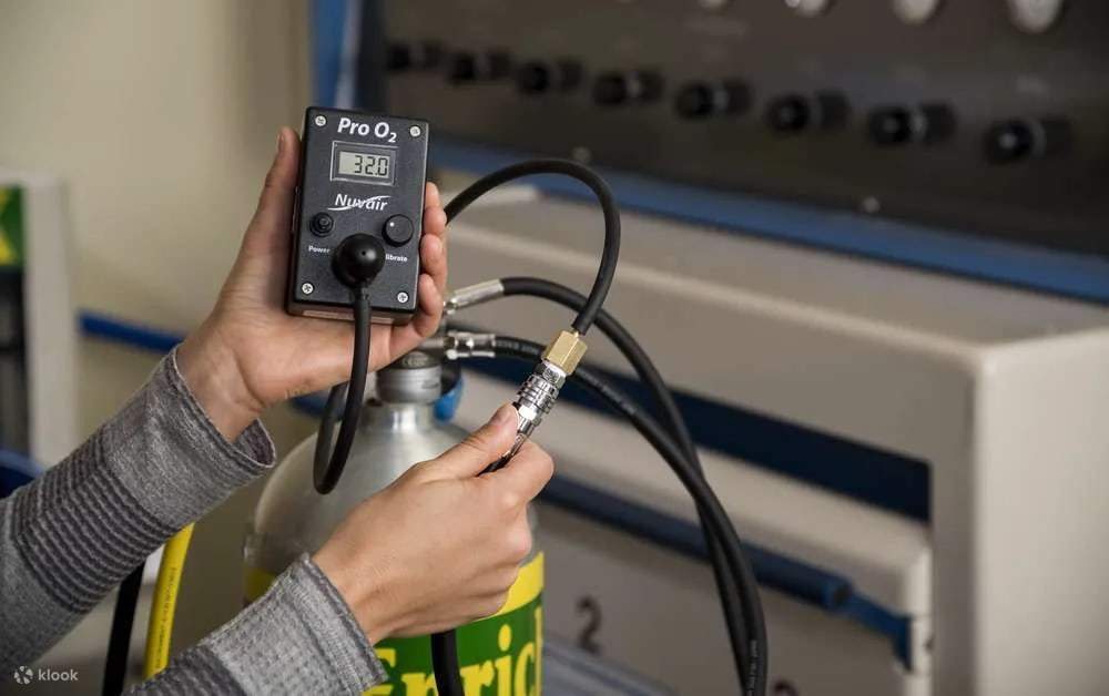 La précision au service de la préparation : L'analyse des bouteilles avant les plongées à Moalboal garantit la sécurité des plongeurs Enriched Air Diver et une planification optimale de la plongée.