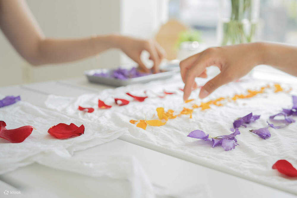 천연 잎 염색_ 정원에서 직접 식물을 따서 천 위에 올려 염색하세요.