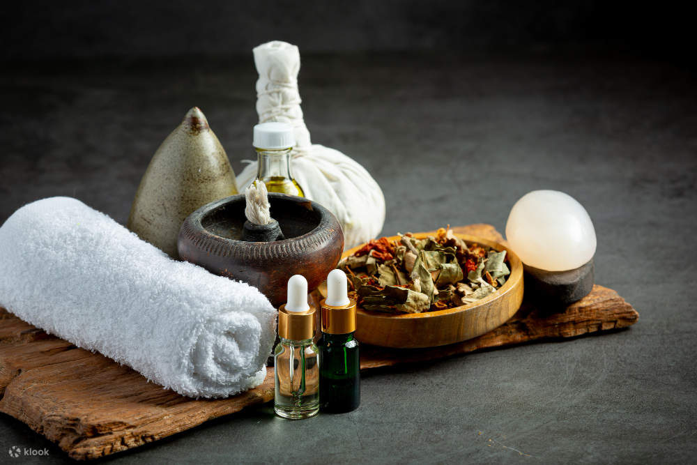 Massage aux pochons d'herbes