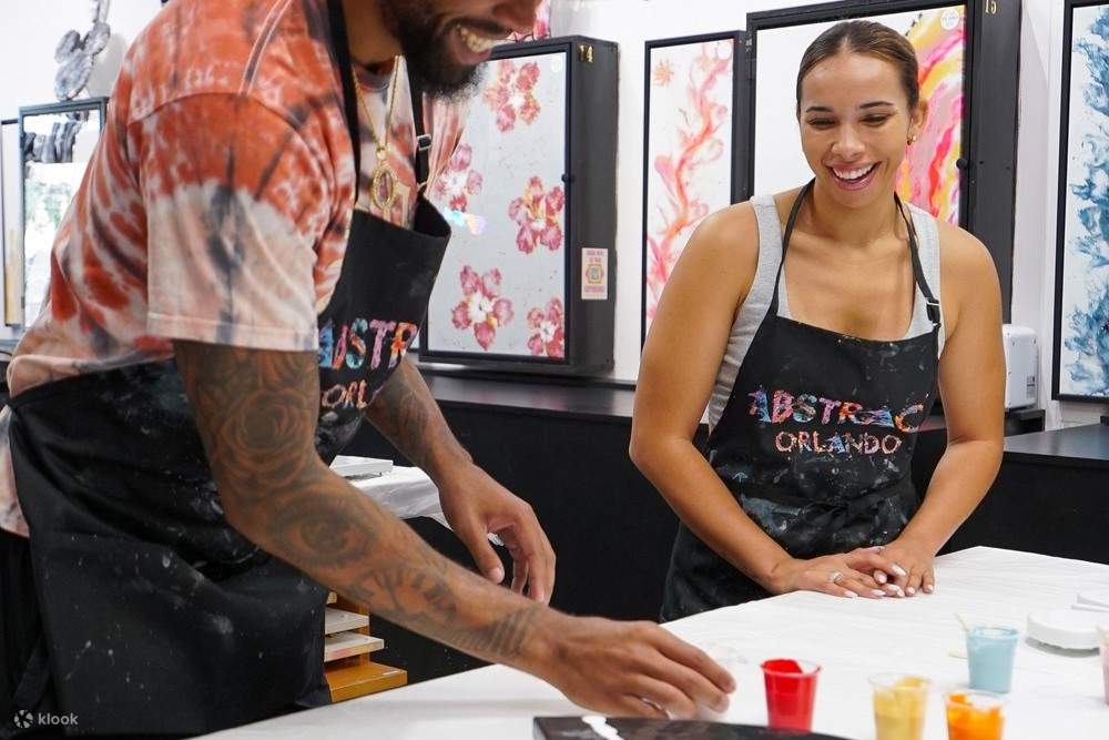 Mỗi vòng xoáy và giọt màu đều mang đến niềm vui thuần khiết, tạo nên một hành trình nghệ thuật chất lỏng khó quên