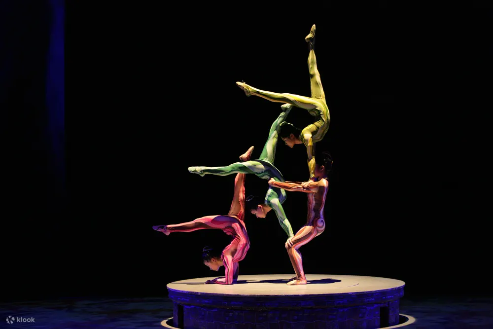Era intersection of time acrobatic show