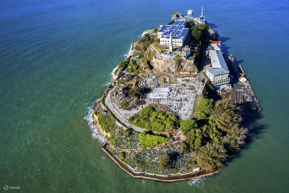 ตื่นตาตื่นใจไปกับรูปแบบอันน่าทึ่งของเกาะอัลคาทราซ (Alcatraz) ที่ถูกถ่ายทอดออกมาอย่างสมบูรณ์แบบในมุมมองทางอากาศอันน่าประทับใจ