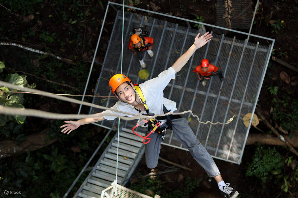 与工作人员一起挑战地心引力，这就是传奇的骑行方式。