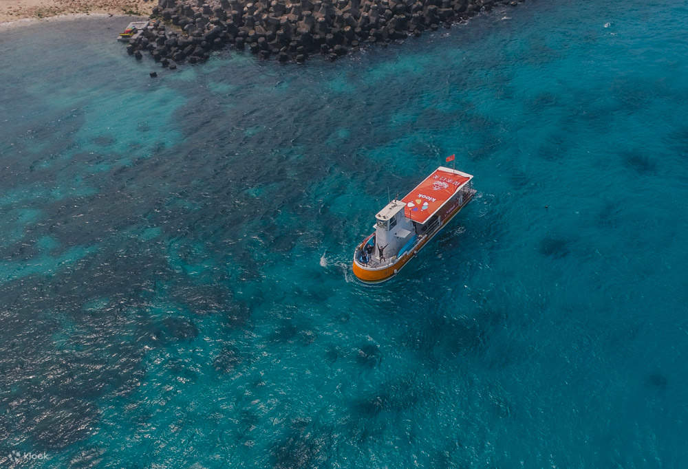 屏東｜小琉球海洋楽園パーティー：グラスボート半潜水艇遊覧船＆SUP体験＆海上マジックカーペット＆海上ウォータースライダー