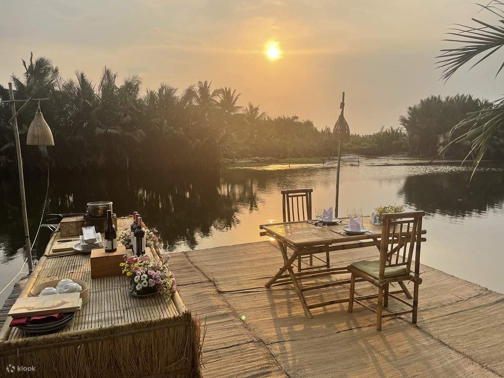 Cena en balsa de bambú al atardecer y experiencia en barco cesta en Hội An
