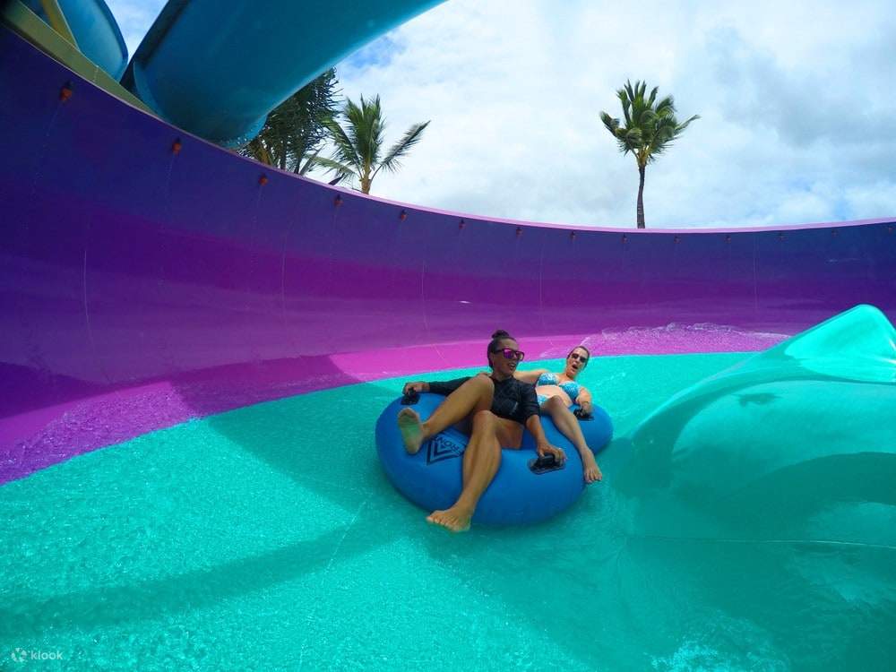 신나는 액티비티 후에는 유수풀에서 몸을 맡기고 휴식을 취하며 햇살을 만끽하세요.