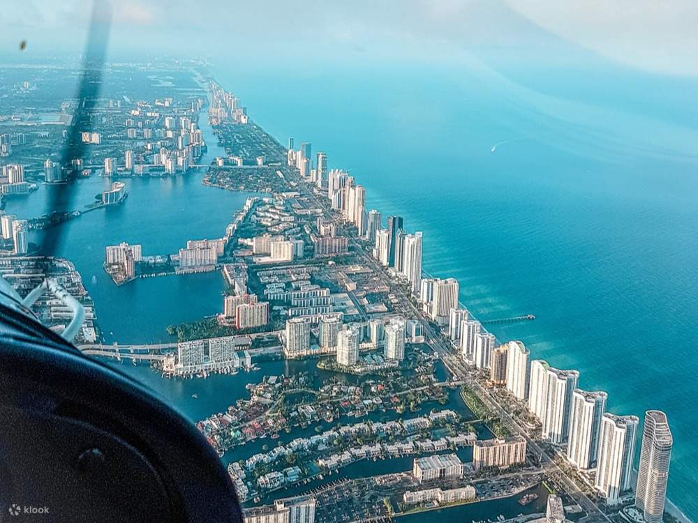 Sobrevuela las brillantes aguas de la Bahía de Biscayne y admira desde arriba las casas de los famosos en Star Island.