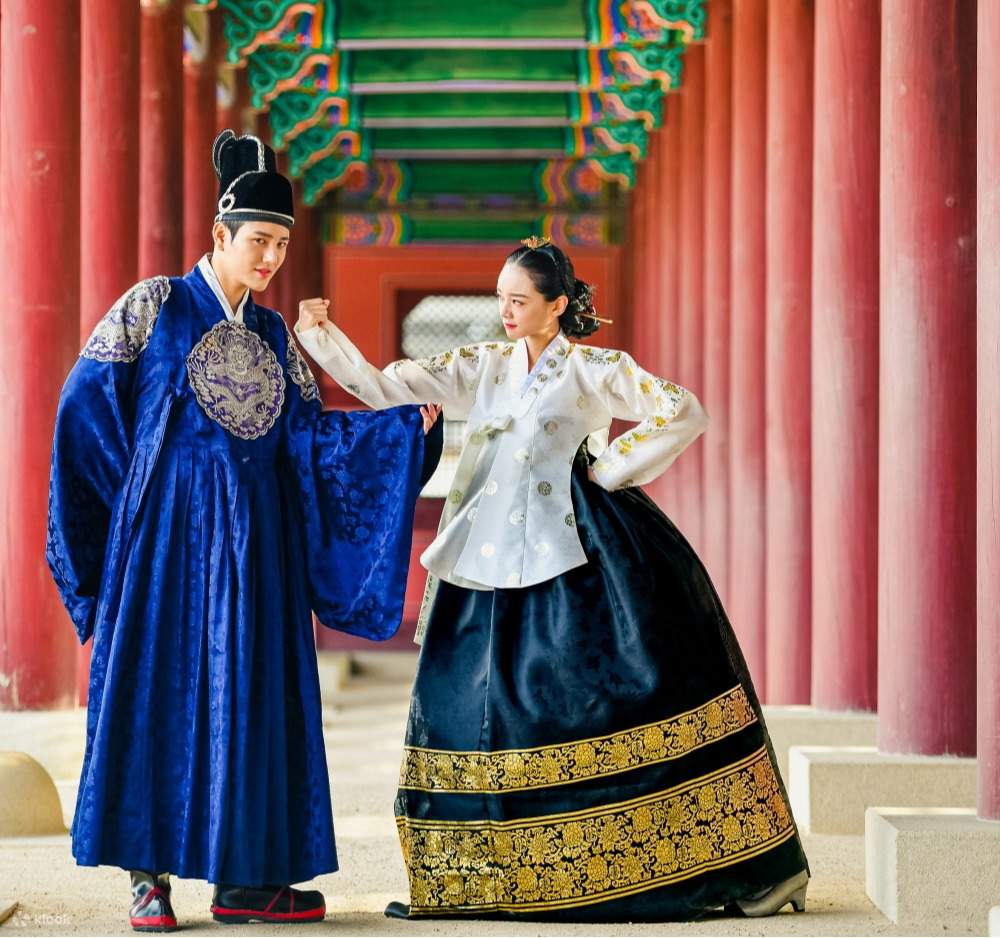Theme Character Hanbok memungkinkan Anda berdandan seperti raja, ratu, atau prajurit K-drama.