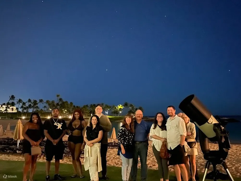 游客们聚集在电脑控制的望远镜周围，惊叹于土星环的清晰景象