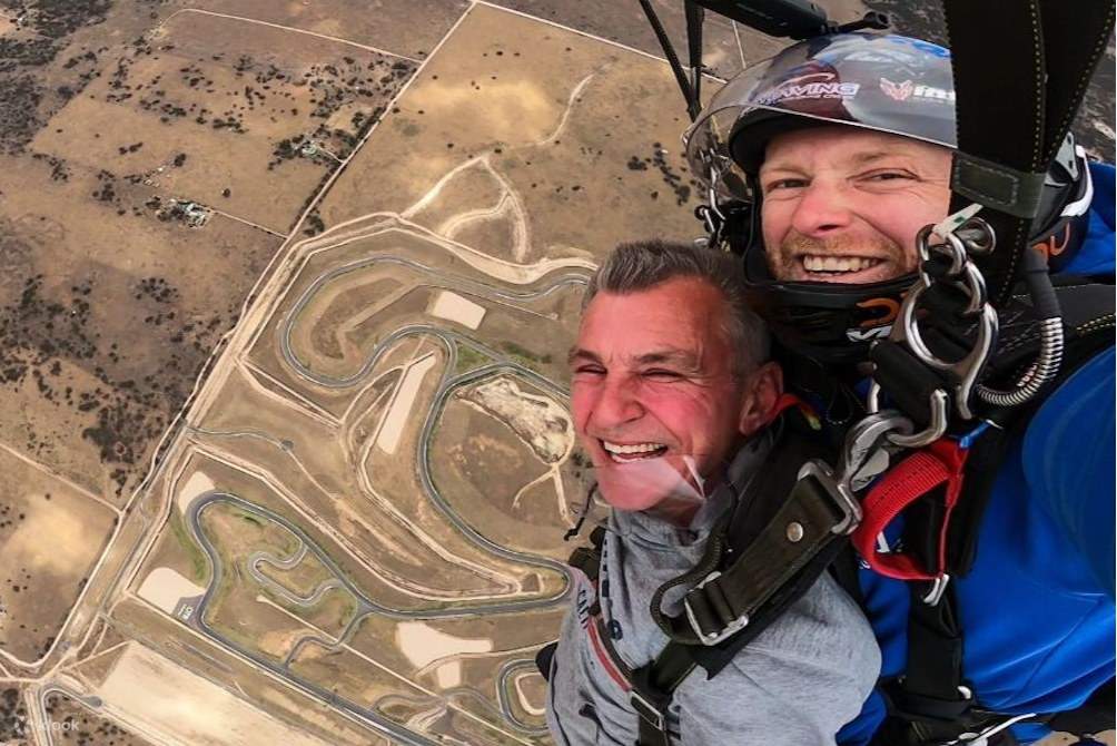 アデレードのベンド モータースポーツ パークでスカイダイビング