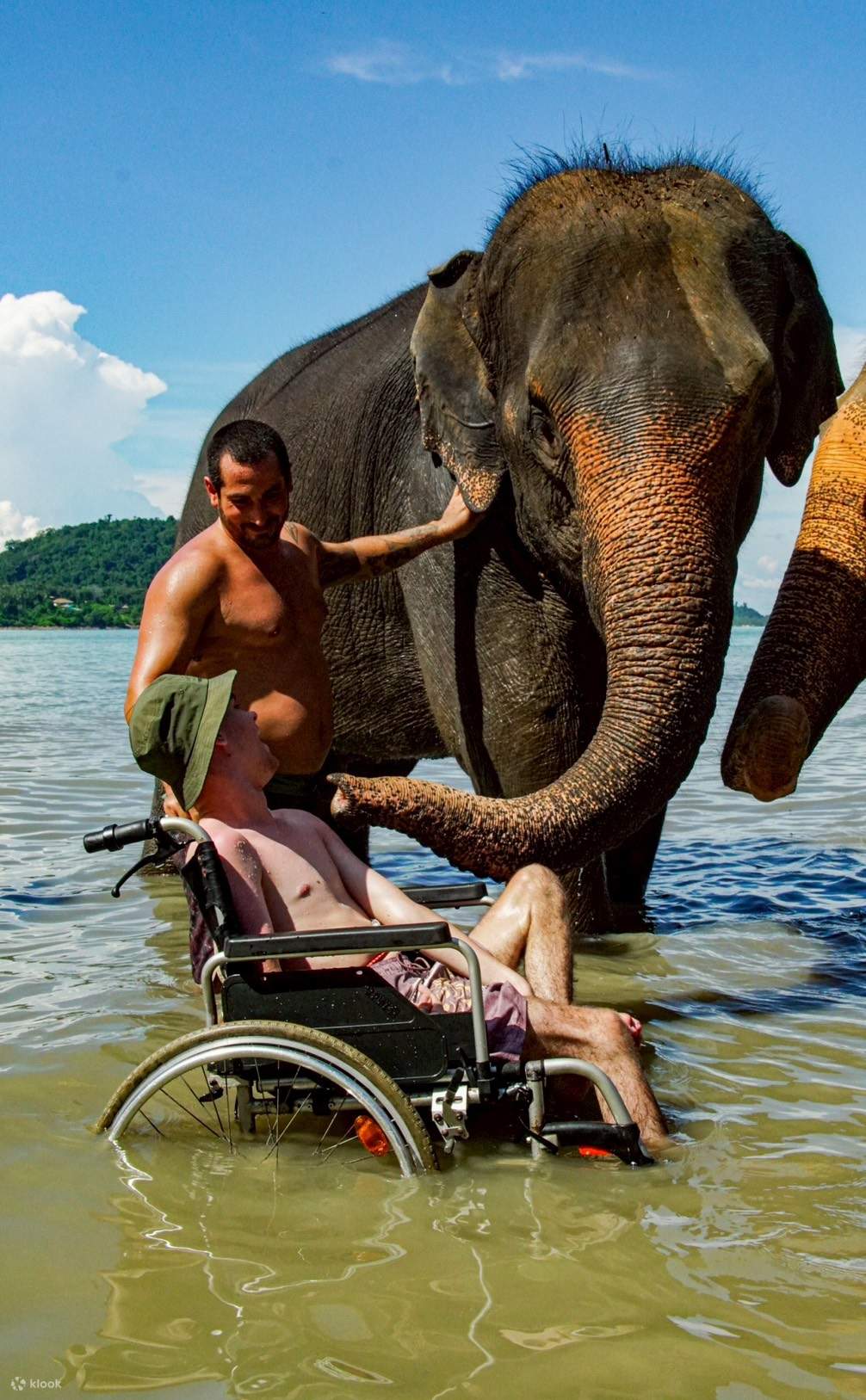 Trải nghiệm với voi và bãi biển tại Phuket Siray Elephant Care Camp