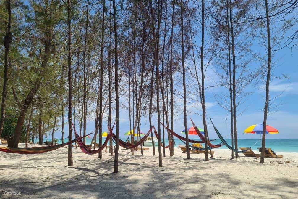 Mengalum Insel Tagestour mit Massage-Erlebnis