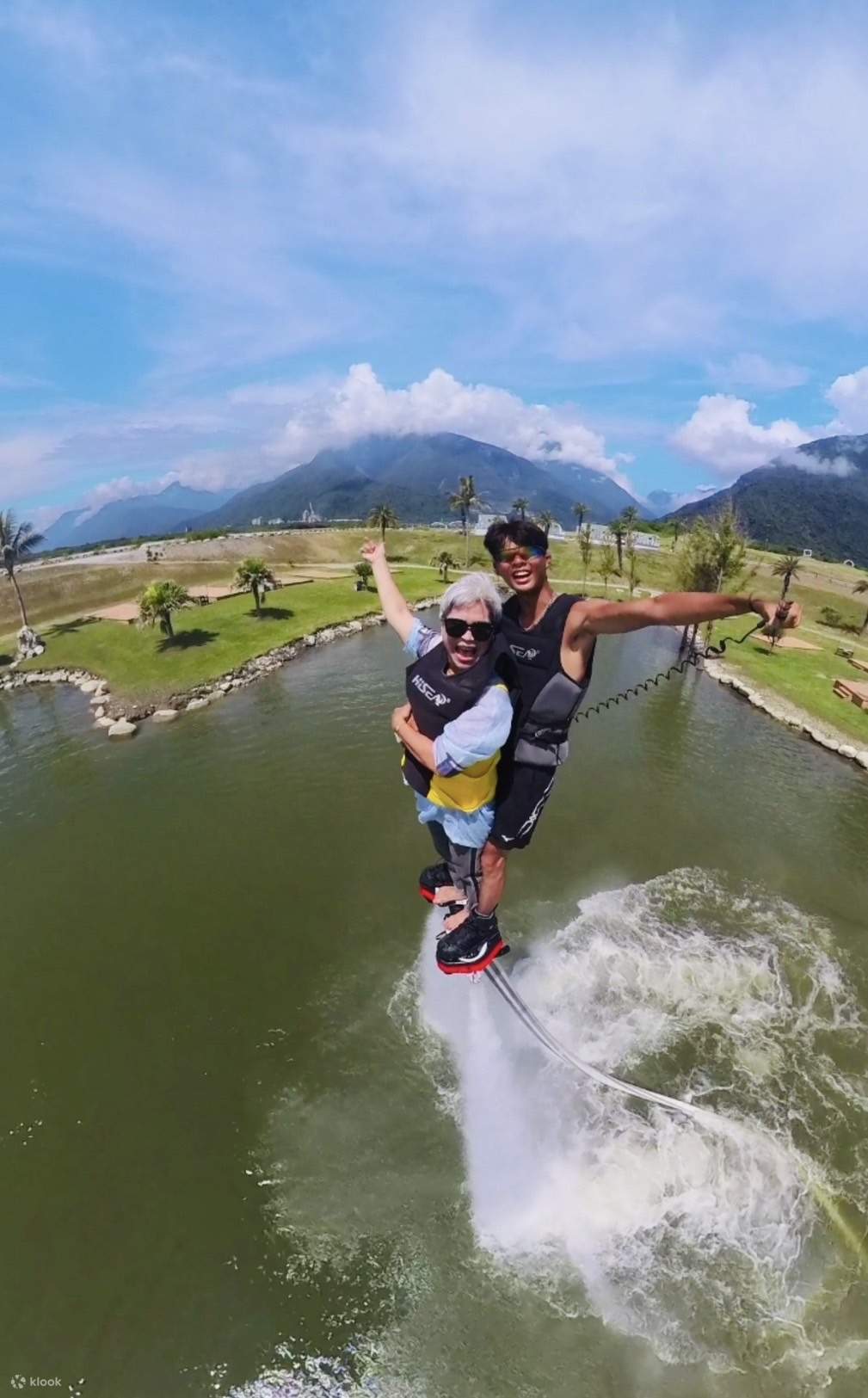 Grand-mère joue du trapèze