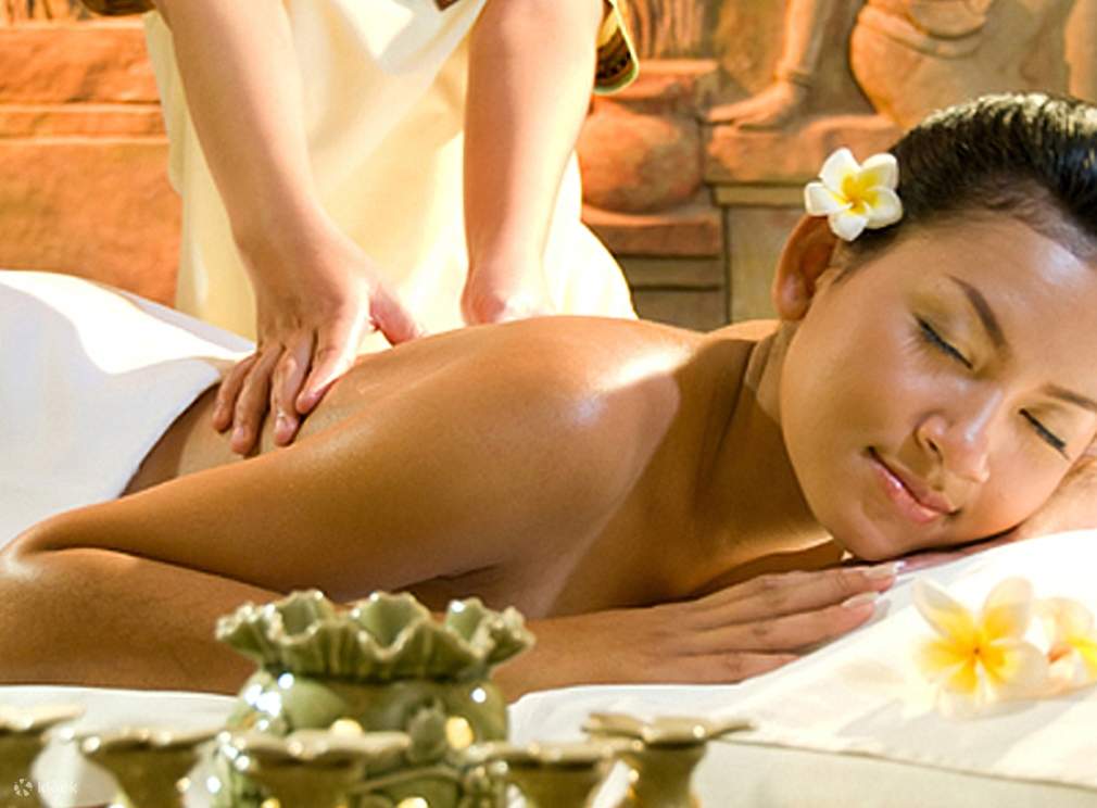 Người phụ nữ đang tận hưởng massage
