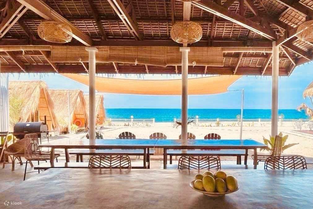 平靜的海面上，美麗的日落將充滿活力的橙色和粉色光輝倒映在水面上。