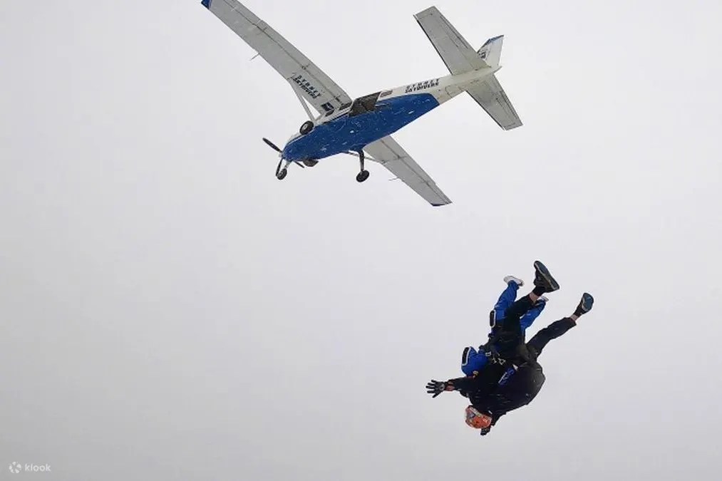 skydiving with guide