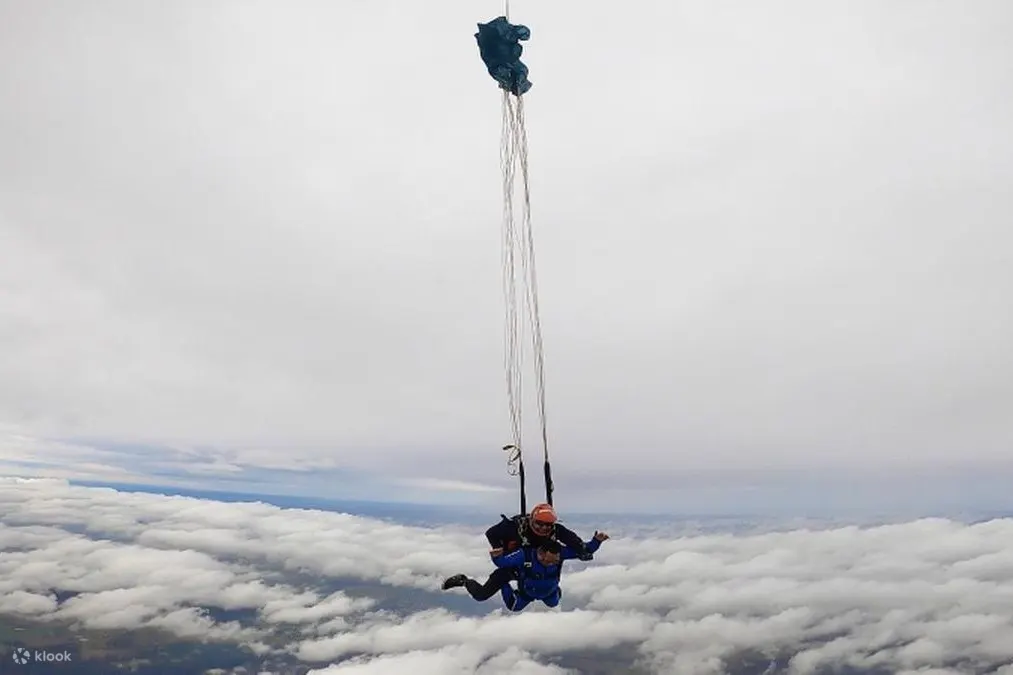 parachute skydiving
