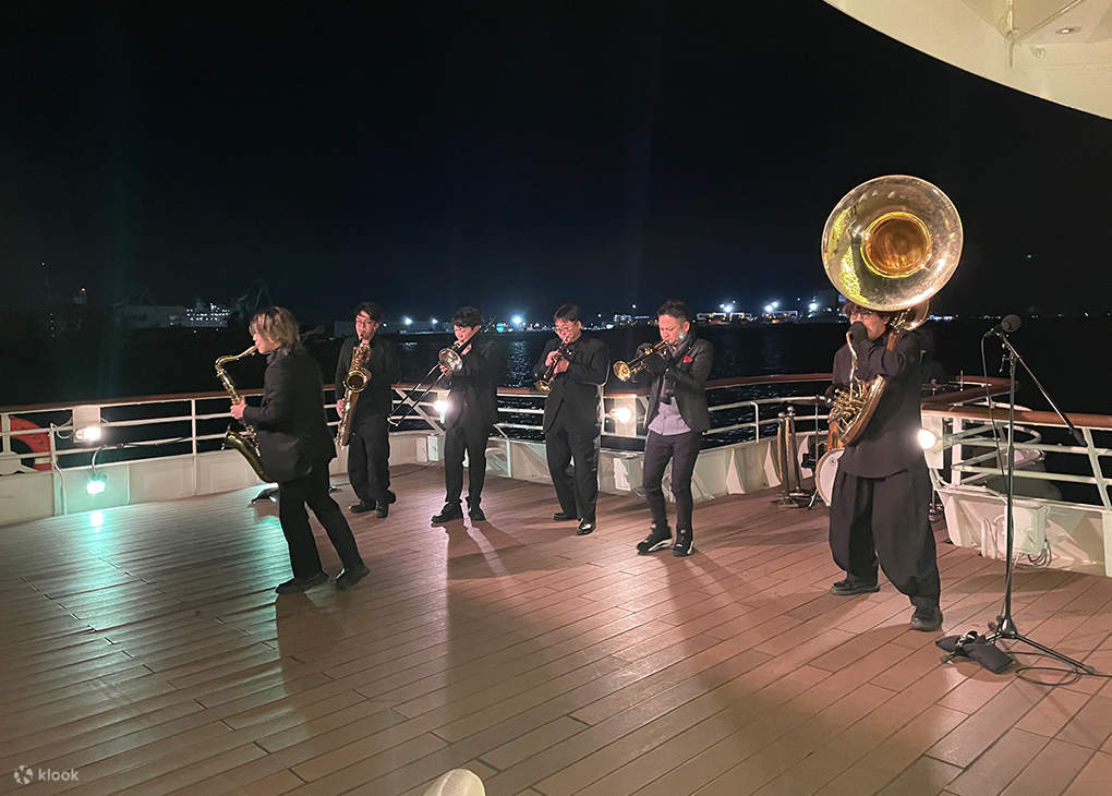 Animarsi con la musica dal vivo di una banda di ottoni