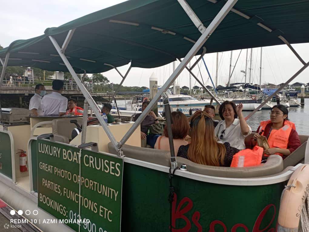 участники, наслаждающиеся круизом по Бруклину