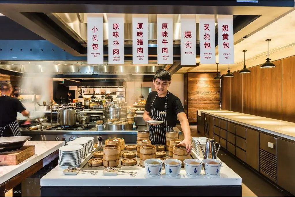 舒适地坐在侧排座位上观看厨房的完整烹饪过程
