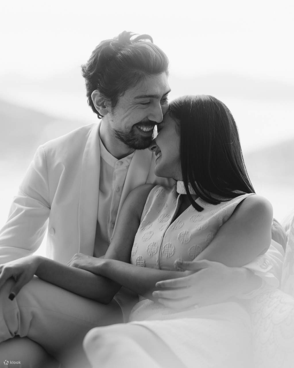 Abadikan momen intim yang santai bersama-sama, dikelilingi dengan tetapan tenang yang menyerlahkan keindahan cinta dan hubungan anda.