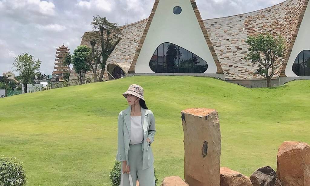 여성이 월드 커피 박물관에서 사진을 찍고 있습니다