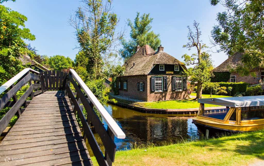 explore the tranquil village of giethoorn