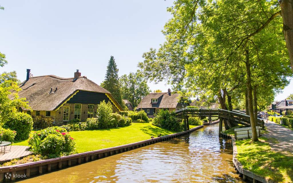 explore the tranquil village of giethoorn