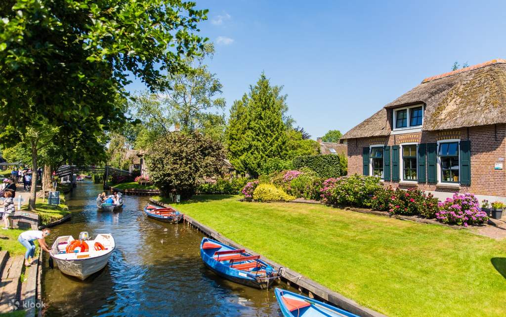 explore the tranquil village of giethoorn