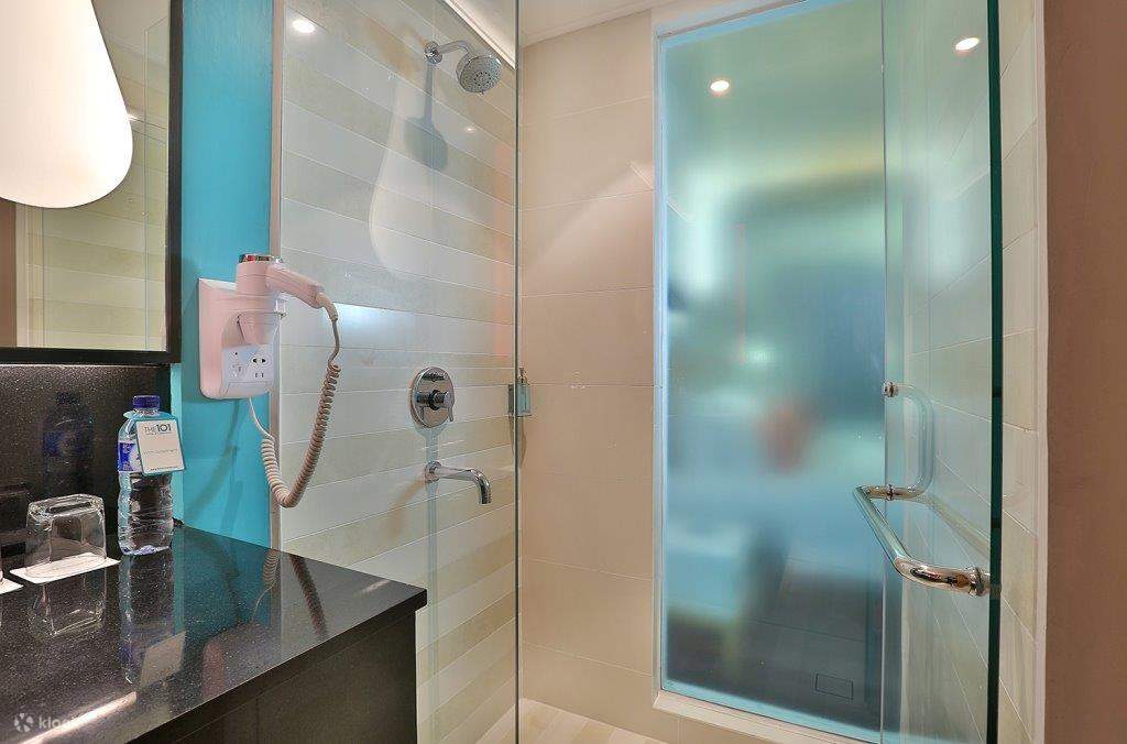 deluxe bathroom the 1o1 jakarta sedayu darmawangsa 