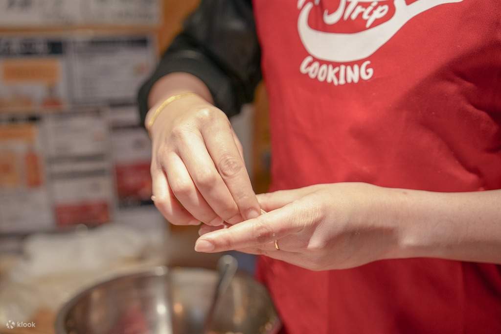 与专业厨师一起上的京都拉面和饺子烹饪课