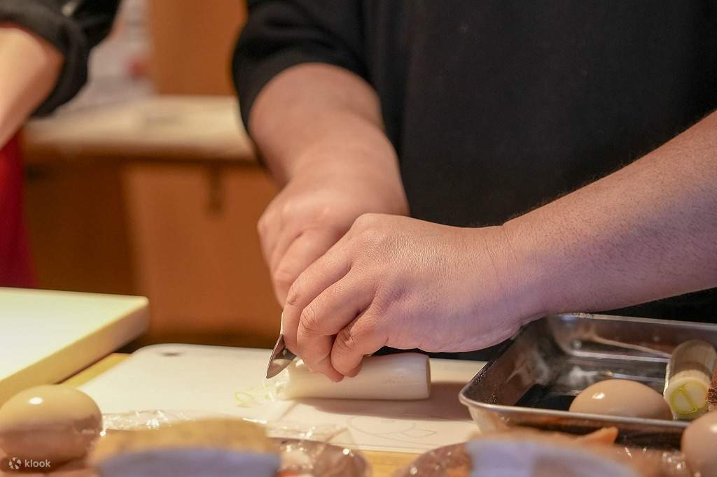 与专业厨师一起上的京都拉面和饺子烹饪课