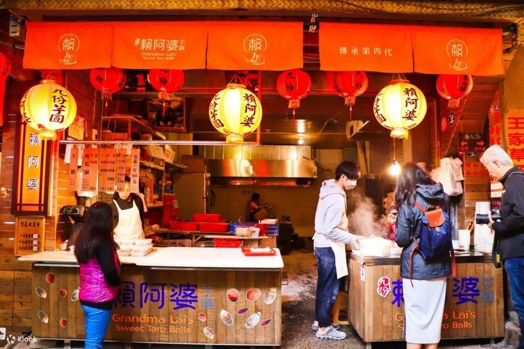 Khi mệt mỏi, bạn có thể ghé thăm Lại A Bà, một quán芋圓 nổi tiếng lâu đời ở Cửu Phần, để đổi một phần 芋圓.