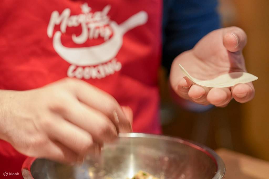 与专业厨师一起上的京都拉面和饺子烹饪课
