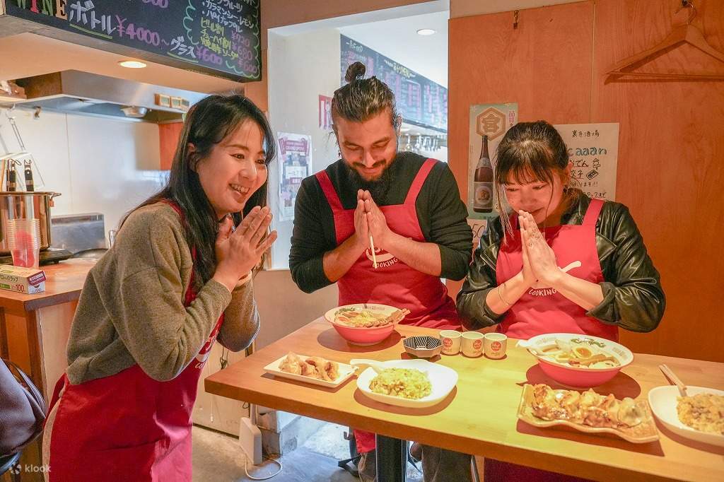 与专业厨师一起上的京都拉面和饺子烹饪课