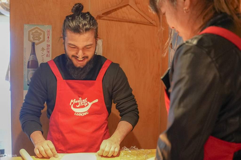 与专业厨师一起上的京都拉面和饺子烹饪课