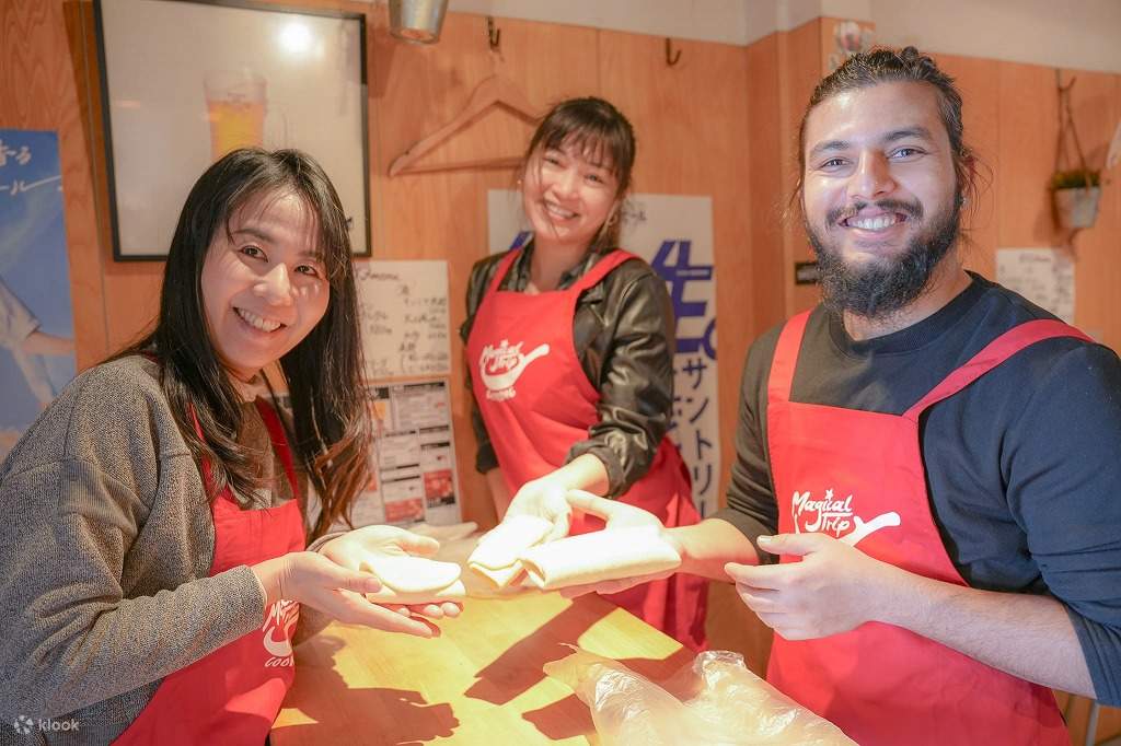 与专业厨师一起上的京都拉面和饺子烹饪课