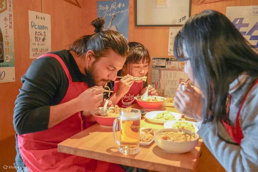 与专业厨师一起上的京都拉面和饺子烹饪课
