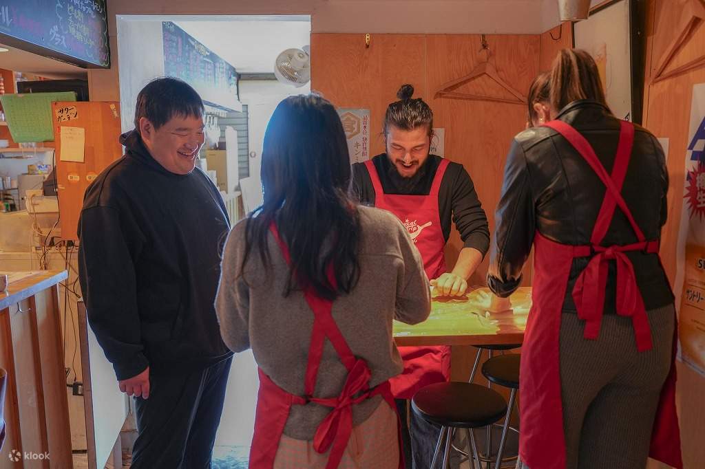 与专业厨师一起上的京都拉面和饺子烹饪课