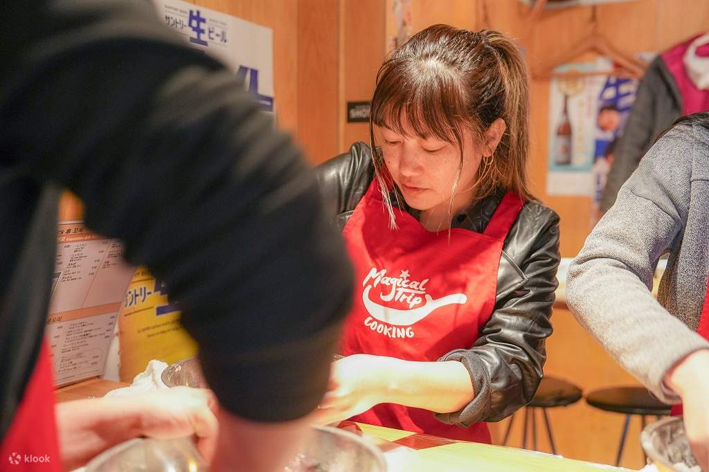 与专业厨师一起上的京都拉面和饺子烹饪课