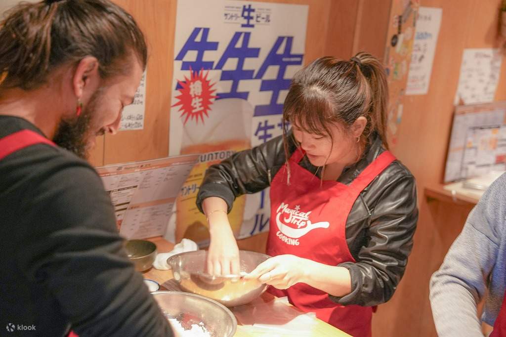 与专业厨师一起上的京都拉面和饺子烹饪课
