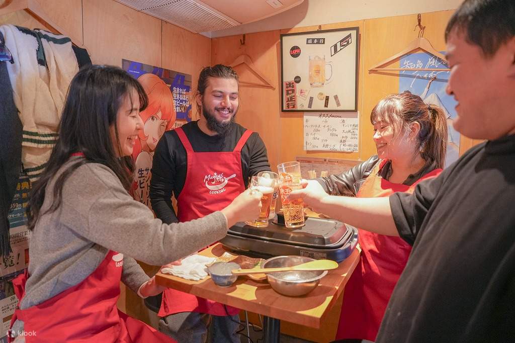 与专业厨师一起上的京都拉面和饺子烹饪课
