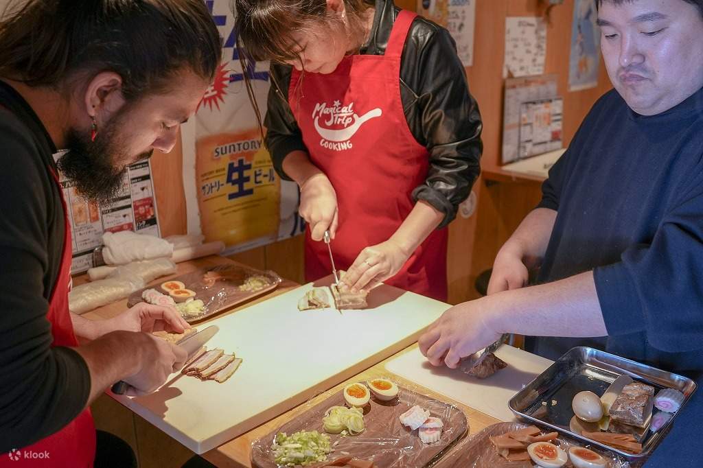 与专业厨师一起上的京都拉面和饺子烹饪课