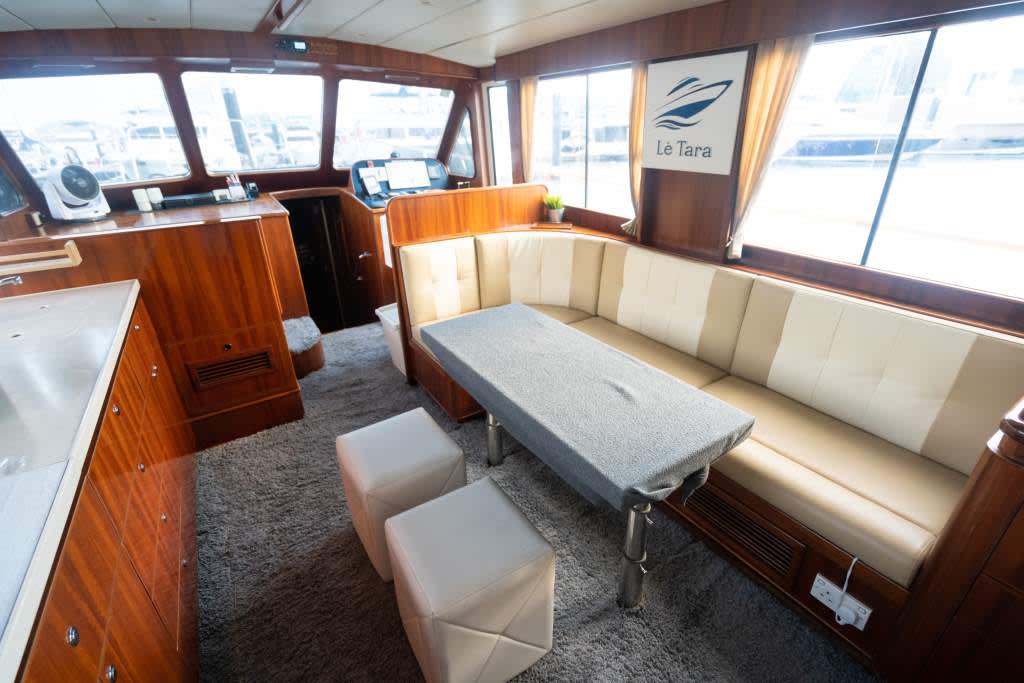 Lassen Sie sich vom professionellen Kapitän und der Crew des Bootes auf ein aufregendes Abenteuer mitnehmen und entdecken Sie die Schönheit Singapurs