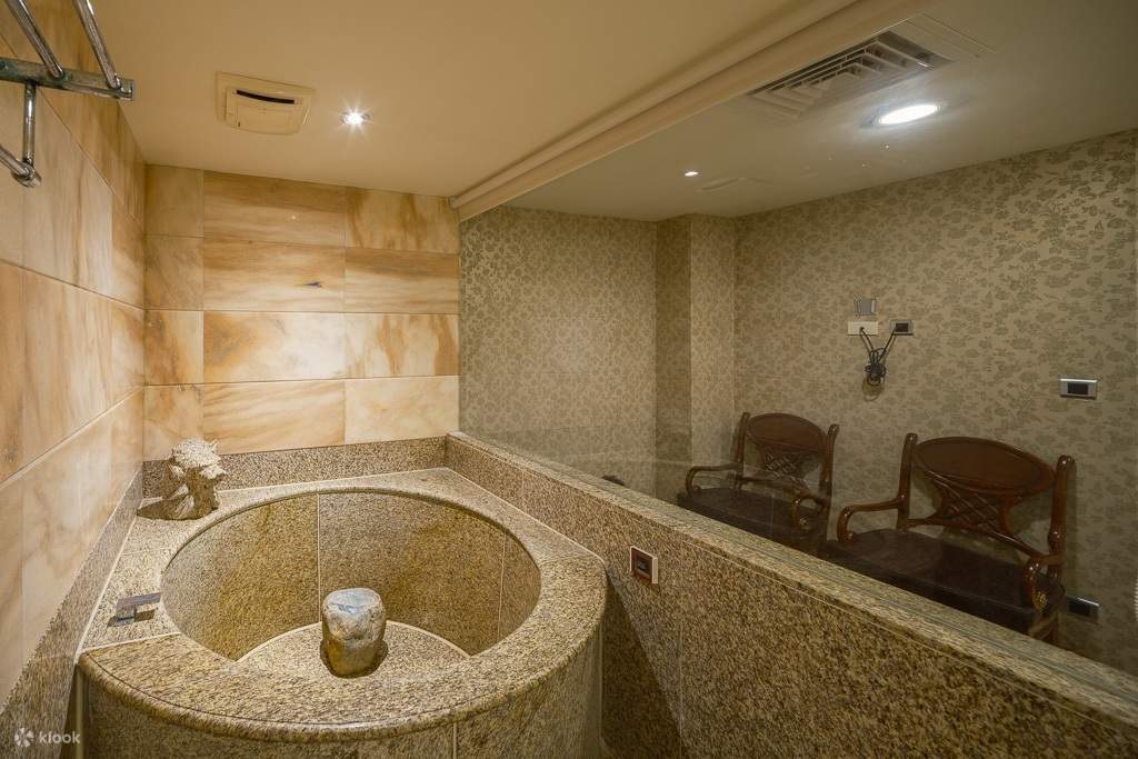 Joyful Hot Spring Party Room